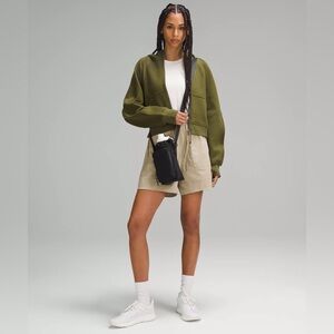 Lululemon Water Bottle Crossbody with Front Pocket 2L- Black